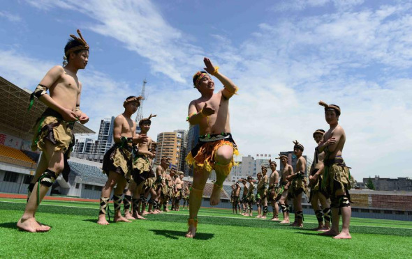 On May 27th, students from Lichuan Minzu Experimental High School learned to dance the ruolianxiang. [Photo/Xinhua]