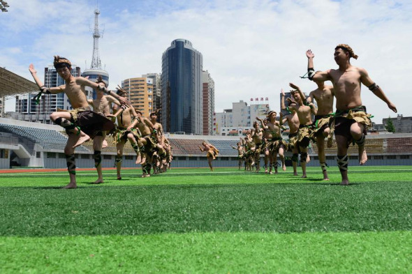 On May 27th, students from Lichuan Minzu Experimental High School learned to dance the ruolianxiang. [Photo/Xinhua]