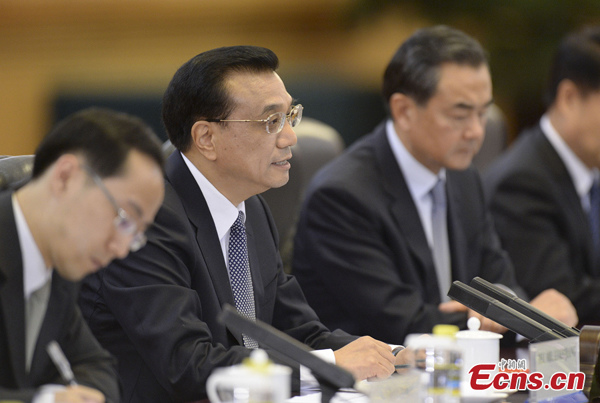 Chinese Premier Li Keqiang holds talks with visiting Malaysian Prime Minister Najib Razak in Beijing, May 29, 2014. [Photo: China News Service/Liao Pan]