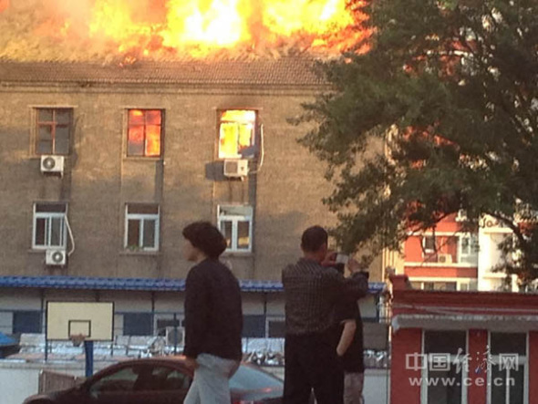 A building in the southern part of downtown Beijing catches fire on Thursday evening.[Photo/www.ce.cn]