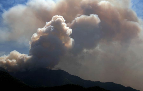 Dense smoke spreads into the sky in Weihai, Shandong province, May 30, 2014. [Photo/asianewsphoto]