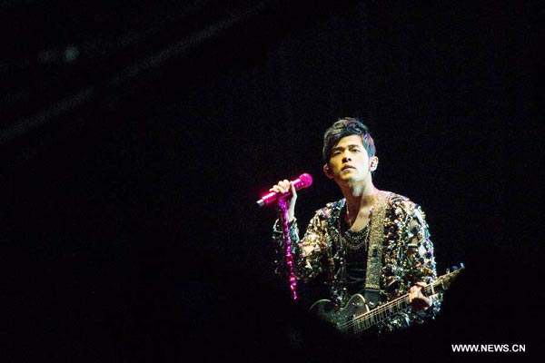 Chinese singer Jay Chou performs during his concert in Nanjing, capital of east China's Jiangsu province, Nov 9, 2013. [Photo/Xinhua]