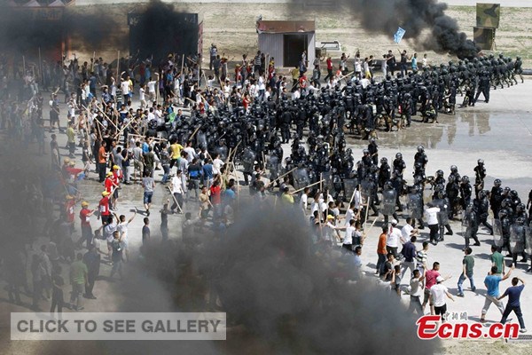 More than 2,800 police officers took part in a large-scale anti-terrorist and anti-riot drill held in Beijing, capital of China, May 29 2014. [Photo/China News Service]