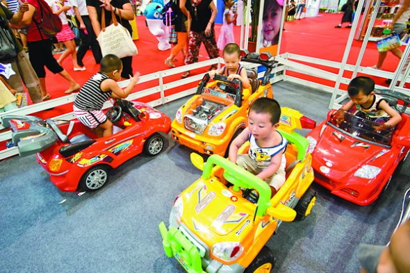 Children drive battery-powered toy cars at an international toy and animation exposition in Beijing. Electronic toys accounted for 20 percent of toy sales in China last year, according to a report by Euromonitor International. Zhao Bing / for China Daily