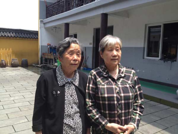 Weng Xiuju (right) and Zhang Huifen spend their twilight years at Guangde Temple in Ningbo, Zhejiang province. [Photo by Yan Yiqi / China Daily]