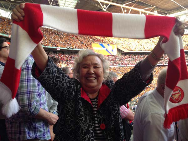 Liu celebrates the victory of Arsenal in the English Football Association cup final last month at Wembley Stadium, London. Photo provided to China Daily