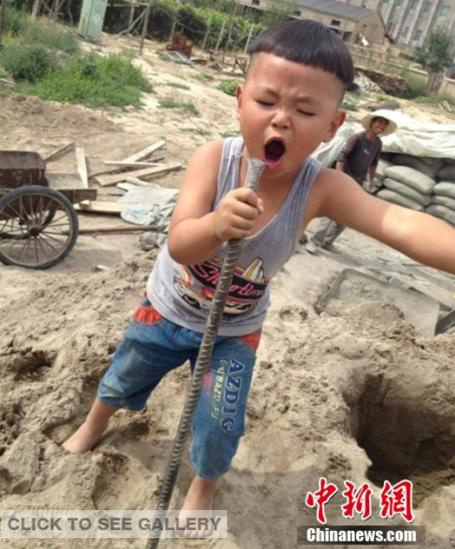 Xuanxuan, the 4-year-old boy, is devoted to his show. (Photo: chinanew.com)