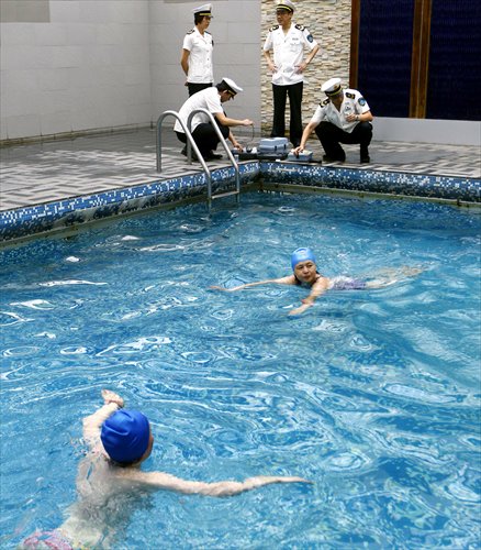 Officials from the Shanghai Municipal Health Inspection Institute test the water quality at the Rainbow Hotel swimming pool. Photo: Yang Hui/GT