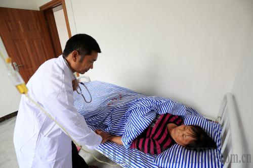 RURAL MEDICAL SERVICE: Xie Yuhong, a doctor in a village in Shuishi Township, Qianjiang District of Chongqing, examines a patient on June 14. Since 2013, 16 village clinics have been added to the district (YANG MIN)