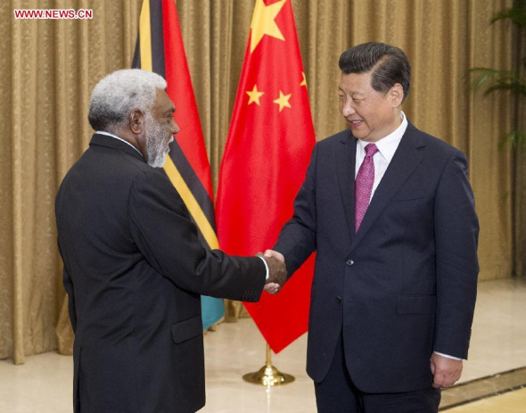 Chinese President Xi Jinping (R) meets with Prime Minister of Vanuatu Joe Natuman in Nanjing, capital of east China's Jiangsu Province, Aug 17, 2014. (Xinhua/Wang Ye)