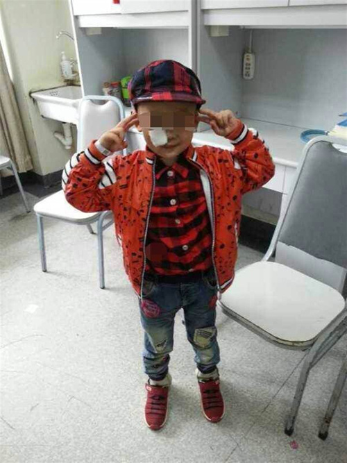 An 8-year-old boy who had about 130 pellets removed from his face after being shot accidentally was discharged from Shanghai No. 9 Peoples Hospital yesterday.