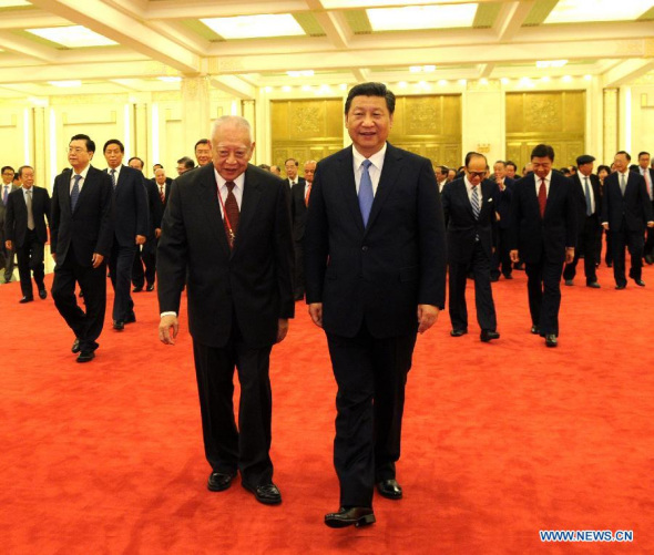 Chinese President Xi Jinping(R front) meets with a delegation of Hong Kong's industrial and business circles headed by Tung Chee-hwa(L front) in Beijing, capital of China, Sept 22, 2014. (Xinhua/Rao Aimin)