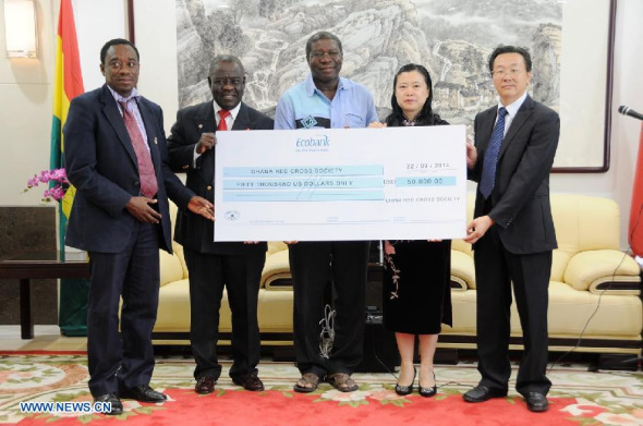 Chinese Ambassador to Ghana Sun Baohong (2nd R) and President of the Ghana Red Cross Society Michael Agyekum Addo (2nd L) attend the handover ceremony in Accra, Ghana, on Sept 22, 2014. (Xinhua/Lin Xiaowei)