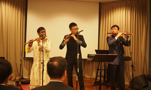 Tan Qing Lun (center) performs with Ghanavenothan Retnam (left) and Zhan Yongming (right). Photo: Liao Fangzhou/GT
