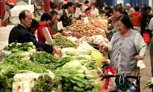 Local residents and vendors savor the last days that they will be able to shop at the market. Photos: Cui Meng /GT