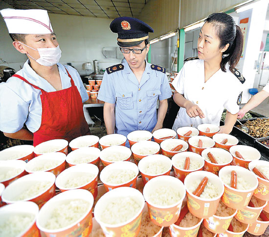 Quarantine and food-security officers check quality and hygiene at a school canteen. They also checked neighboring restaurants located in Xiangshan district of Huaibei city, Anhui province. Li Xin / For China Daily