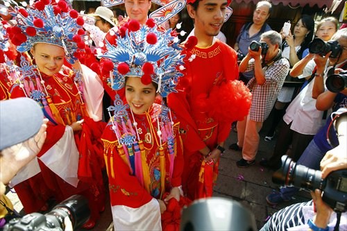 Happy couples walk in procession through Fengjing town streets. Photo: Yang Hui/GT