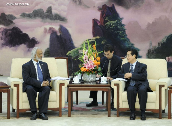 Zhao Hongzhu (R), member of the Secretariat of the Communist Party of China (CPC) Central Committee, meets with a delegation from the Bangladesh Nationalist Party (BNP) headed by Abdul Moyeen Khan(L), a member of the BNP National Standing Committee, in Beijing, Sept 25, 2014. (Xinhua/Zhang Duo)