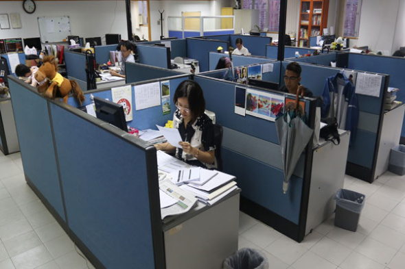 Workers in a skyscraper office in Hong Kong. Tall buildings, for many, are ideal workplace. [Parker Zheng / China Daily] 