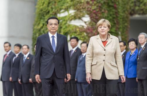 MEETING AGAIN: German Chancellor Angela Merkel hosts a welcome ceremony for visiting Chinese Premier Li Keqiang in Berlin on October 10 (XIE HUANCHI)