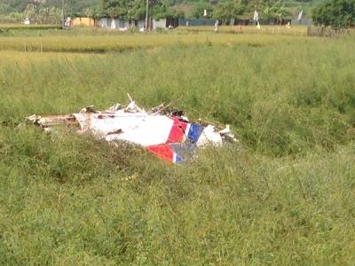 A crashed plane is seen in a field in Zihguan District in Kaohsiung, Taiwan, Oct 21, 2014. (Photo/Chinanews.com)