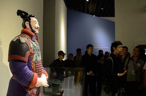 A model at the exhibition shows how a warrior may have looked when the figures were made 2,000 years ago. [Photo/China Daily]