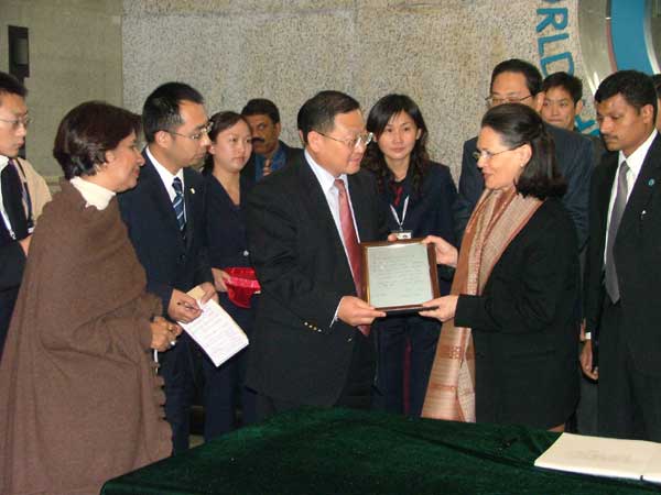 Sonia Gandhi, president of the Indian National Congress Party, visits the museum in 2007, following in the footsteps of her late husband Rajiv Gandhi, the former prime minister of India, who came in 1988.[Photo/China Daily]