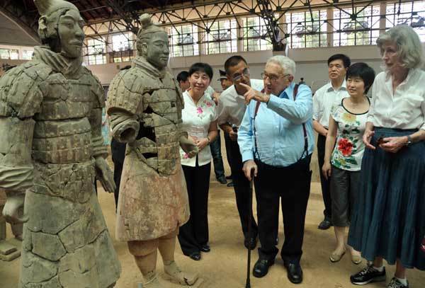 Henry Kissinger, former US Secretary of State, during his visit to the museum in June 2013. He previously visited in 1979, 1985, 1987 and 2008.[Photo/China Daily]