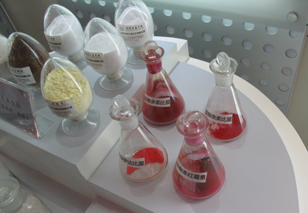 Medicines, including Adriamycin and DaunorubicinHydrochloride, produced by DZD HezeBiotech Pharmaceutical Co Ltd are on display in a laboratory in Heze city, East China's Shandong province, Oct 28, 2014. [Dai Tian/chinadaily.com.cn]