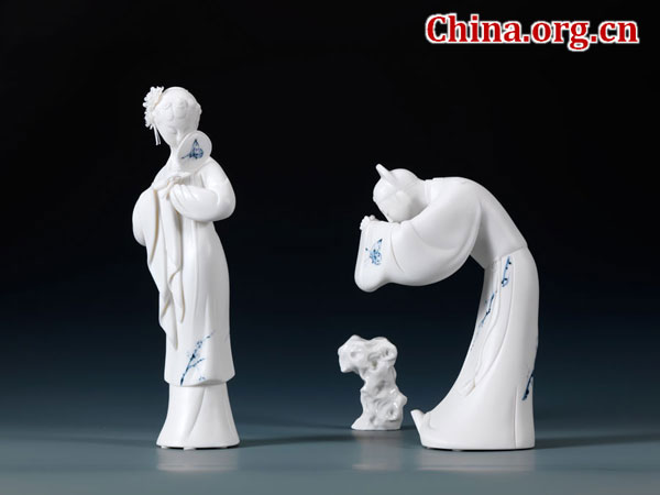 A porcelain work by Qiu Meigui, a senior art master from Dehua County in Fujian Province, on display in Yuyuantan Park in Beijing. [Photo by Chris Parker/China.org.cn]