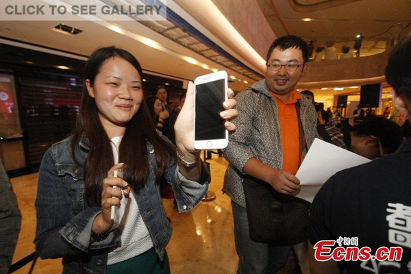 Apple Inc began delivering its popular iPhone6 and iPhone6 Plus handsets to the Chinese mainland on Friday.