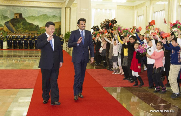 Chinese President Xi Jinping (L) holds a welcoming ceremony for Sheikh Tamim Bin Hamad al-Thani, Emir of Qatar, before their talks in Beijing, capital of China, Nov. 3, 2014. Xi held talks with the visiting Emir of Qatar in Beijing on Monday. (Xinhua/Xie Huanchi)