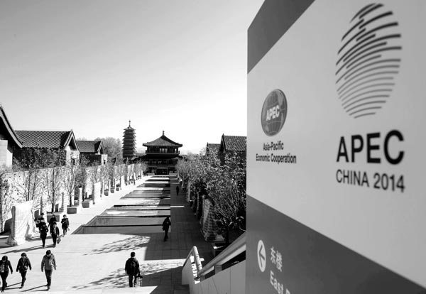 The media center in Yanqi Lake for the APEC meeting is full of Chinese style. More than 4,000 reporters have finished registrations.   