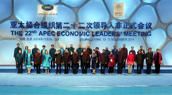 CORRECTING DESCRIPTION OF PARTICIPANTS Chinese President Xi Jinping and his wife Peng Liyuan pose for a group photo with participants of the 22nd APEC Economic Leaders' Meeting and their spouses ahead of a welcome banquet in Beijing, capital of China, Nov. 10, 2014. (Xinhua/Ju Peng)