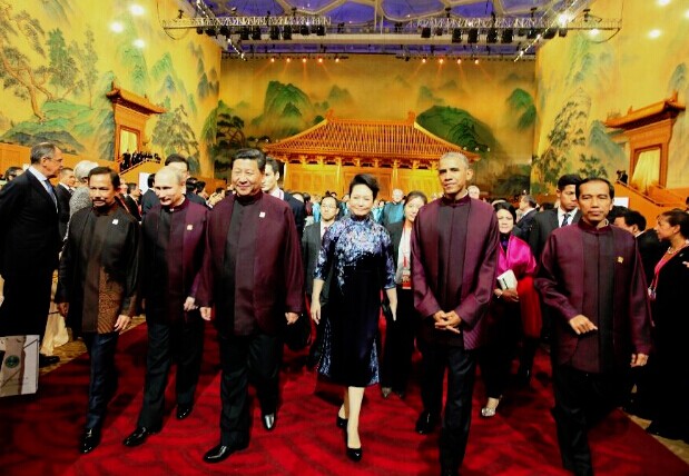 Chinese President Xi Jinping (4th R, front), his wife Peng Liyuan (3rd R, front), US President Barack Obama (2nd R, front), Russian President Vladimir Putin (2nd L, front), Indonesian President Joko Widodo (R, front), Brunei's Sultan Hassanal Bolkiah (L, front) and other participants and their spouses head for a welcome banquet of the 22nd Asia-Pacific Economic Cooperation (APEC) Economic Leaders' Meeting in Beijing, capital of China, Nov. 10, 2014. (Xinhua/Lan Hongguang)