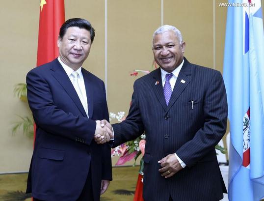 Chinese President Xi Jinping (L) holds talks with Fijian Prime Minister Josaia Voreqe Bainimarama in Nadi, Fiji, Nov. 22, 2014. (Xinhua/Yao Dawei)