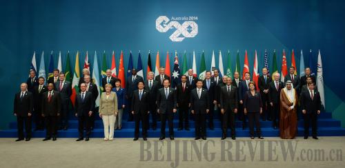 STANDING TOGETHER: G20 leaders pose for a group photo at the Ninth G20 Summit in Brisbane, Australia, on November 15 (MA ZHANCHENG)