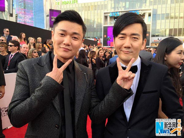 China's song Little Apple by duo Chopsticks Brothers win the award for international song of the year at the American Music Awards in Los Angeles, Nov 23, 2014. Chopsticks Brothers consists of director Xiao Yang and musician Wang Taili. [Photo/Xinhua] 