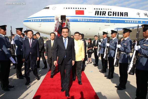 Chinese Premier Li Keqiang (C, front) arrives in Bangkok, Thailand, Dec. 19, 2014. Li arrived here Friday to attend the fifth summit of the Greater Mekong Subregion (GMS) Economic Cooperation. (Xinhua/Pang Xinglei)