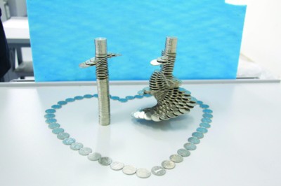 Photo shows a design using 500 coins to form the shape of two dancers. [Photo/Anhuinews.com]