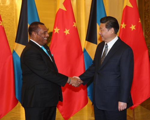 Chinese President Xi Jinping (R) meets with Bahamas Prime Minister Perry Christie in Beijing, capital of China, Jan. 7, 2015. (Xinhua/Liu Weibing)