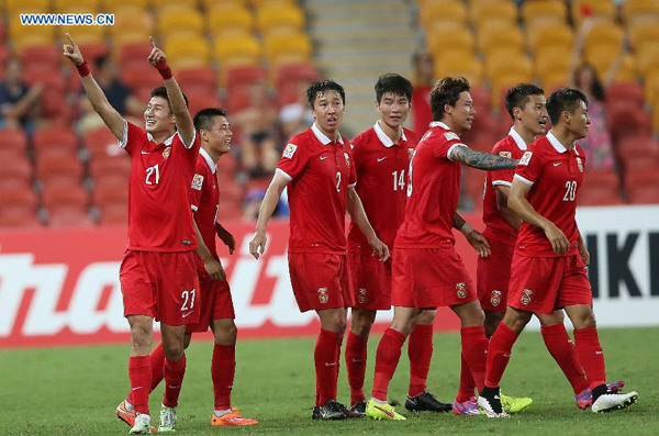 Yu Hai (L) of China celebrates his goal with teammates during a Group B match against Saudi Arabia at the AFC Asian Cup in Brisbane, Australia, Jan 10, 2015. China won 1-0. (Xinhua/Cao Can)