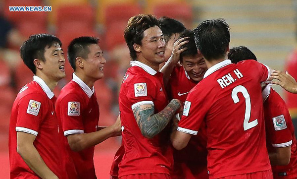 Yu Hai (3rd R) of China celebrates his goal with teammates during a Group B match against Saudi Arabia at the AFC Asian Cup in Brisbane, Australia, Jan 10, 2015. China won 1-0. (Xinhua/Cao Can)