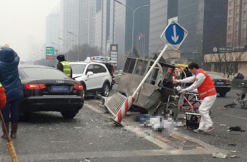 One man has died in a series of crashes involving a few vehicles on Chang 'An Avenue in downtown Beijing on Wednesday.[Photo/weibo]