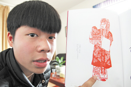 Peng Kangyao and his paper-cutting work Xue Xiangling, an opera figure [Photo by He Wenbing/Changsha Evening News]
