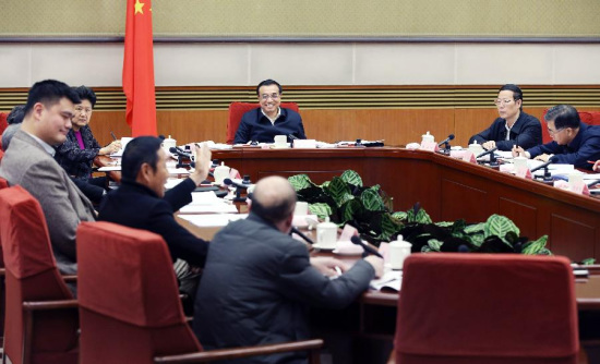 Chinese Premier Li Keqiang (rear) presides over a symposium to listen to advices from attendees of education, science and technology, culture, health and sports circles on the draft of government work report in Beijing, capital of China, Jan. 27, 2015. (Xinhua/Yao Dawei)