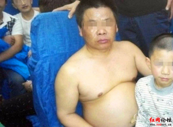A shirtless man sits on a train with his son on Jan 26. [Photo/bbs.rednet.cn]