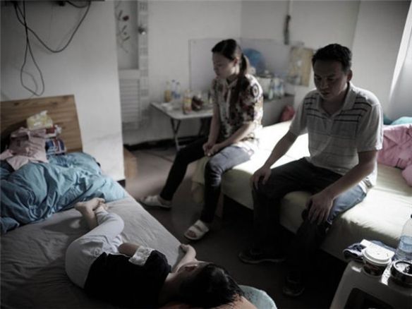 People in one of the cancer hotels. [Photo/Xinhuanet.com]