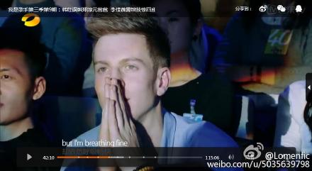 A screen capture of a foreign audience member at the hit reality television show I am a Singer. (Photo/Sina Weibo)  