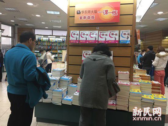 Parents browse through piles of the supplementary textbook One Lesson, One Exercise (yi ke yi lian) in a bookstore in Shanghai on Feb. 26, 2015. (Photo/xinmin.cn)
